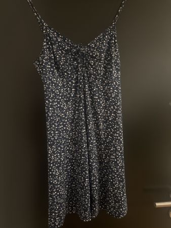 Kleid mit Blumenmuster dunkelblau
