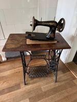 Nähmaschinentisch mit Nähmaschine Singer antik