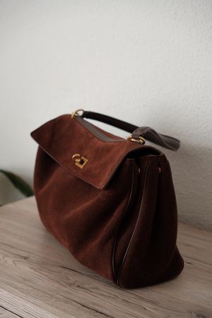 Braune Handtasche aus Wildleder 