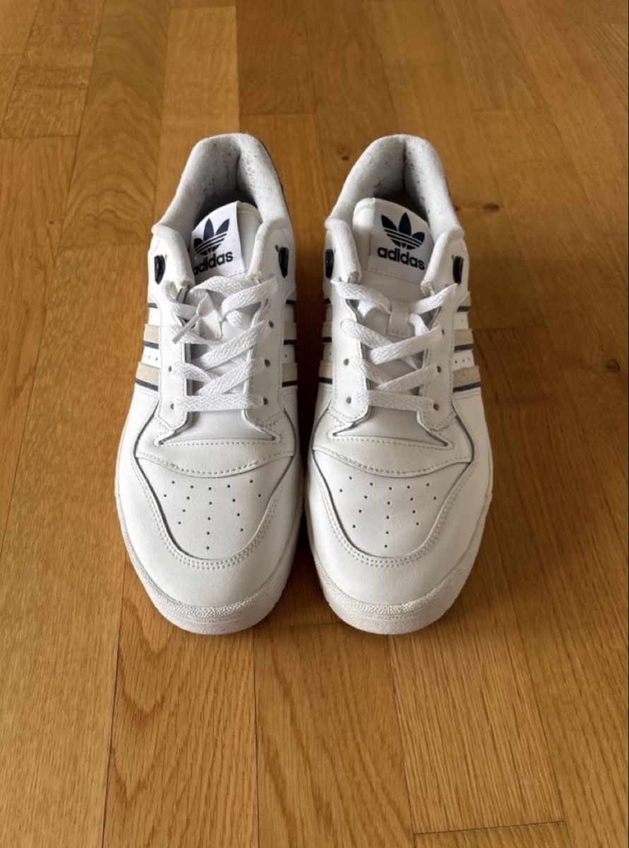 Adidas Scarpe da uomo: Adidas Rivalry Low Baskets, taille 43,5 excellent état – Nuovo (secondo la descrizione) da Payerne venduto da mike_lth 1