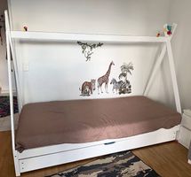 Tipi-Kinderbett aus weißem Holz mit Gästebett