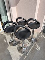 4 schwarze Barhocker – höhenverstellbar, 1 beschädigt