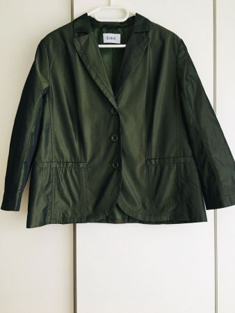Edler Blazer in moosgrüner Farbe