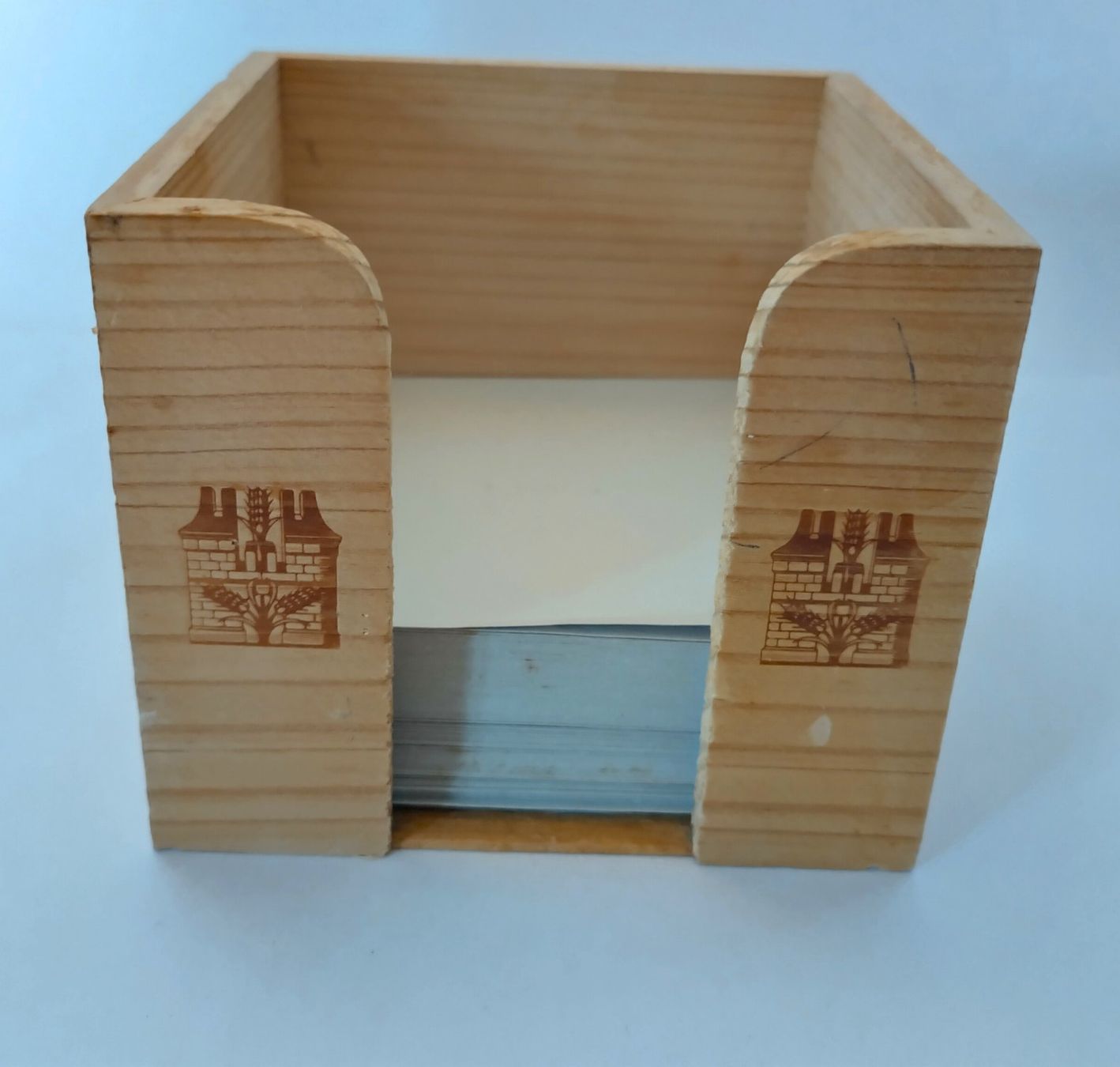 Toutes les décorations: Feldschlösschen Holzblockhalter mit kleinen Gebrauchsspuren – D'occasion à Bellach par JingleJerry