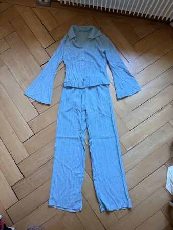 Zweiteiler hellblau plissiert (Bluse + Hose) XS