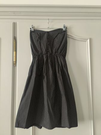 Schönes Kleid mit Punkten