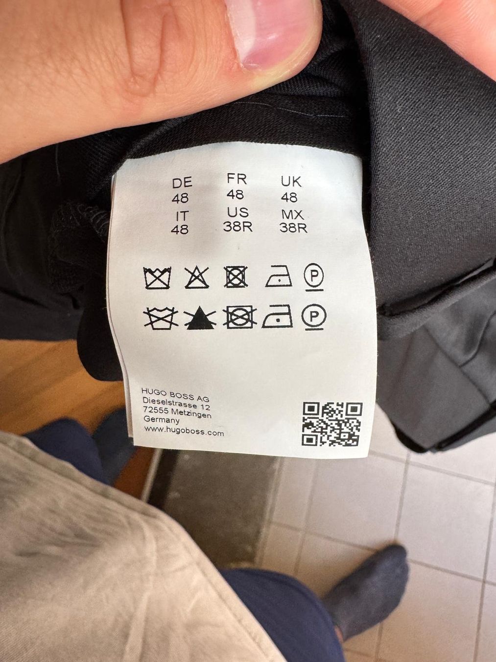 Completi: Hugo Boss Anzug schwarz inkl. Kravatte – Usato da Bern venduto da Keie 2