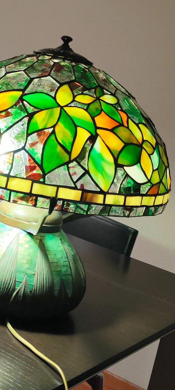 Lampen: Tiffany Lampe mit Arrowroot L.Fuss – Gebraucht aus Volketswil von rerererarara