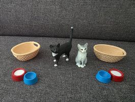 Schleich zwei Katzen mit Körbchen und Futternapf