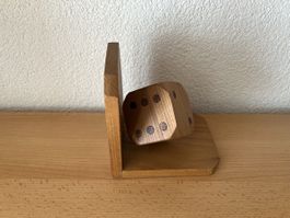 Originelle Buchstütze aus Holz in Würfelform zu verkaufen