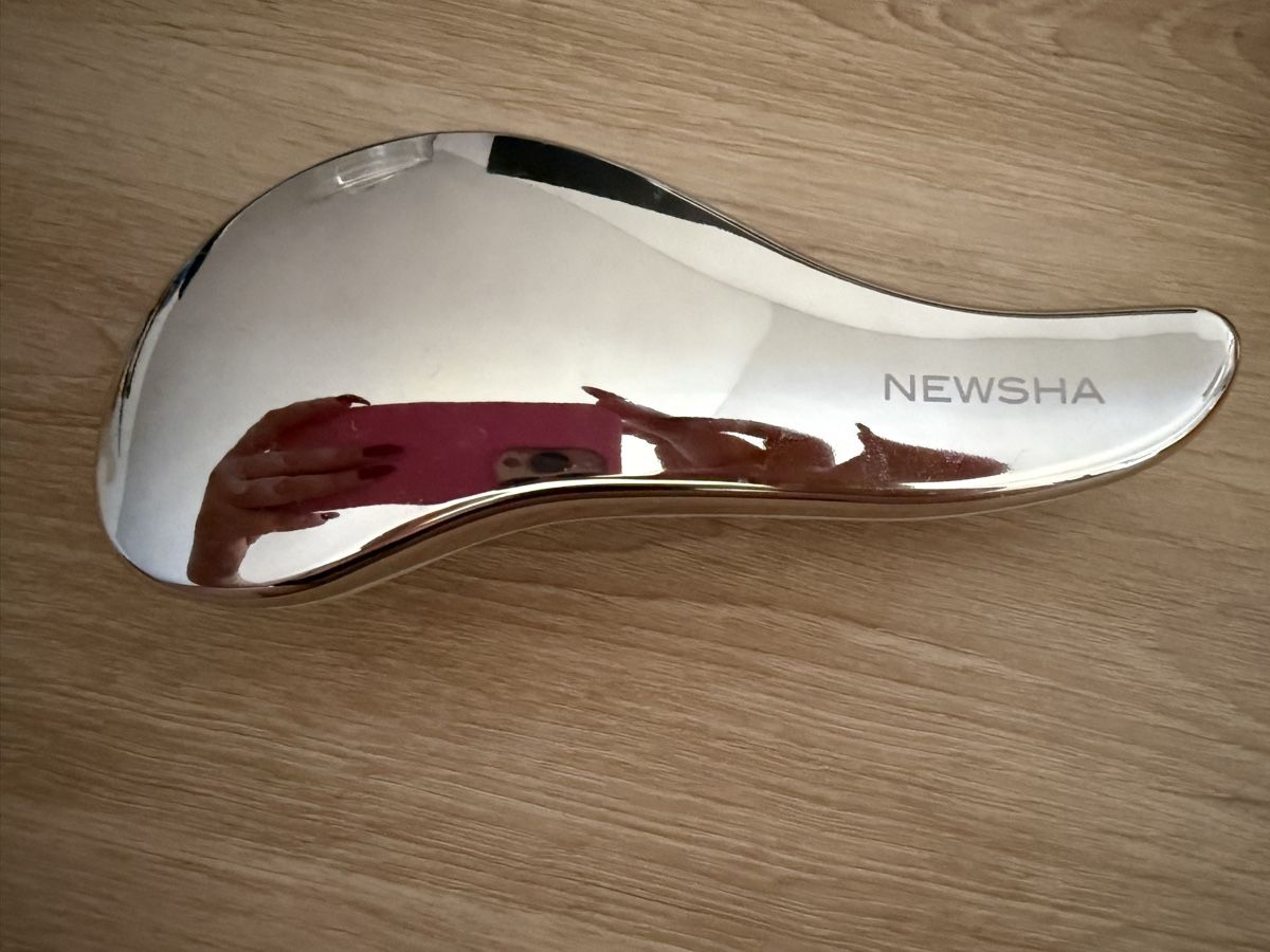 Sonstige Haarpflege: Haarbürste Newsha silberfarben – Neu (gemäss Beschreibung) aus Willisau von dor_xp9g