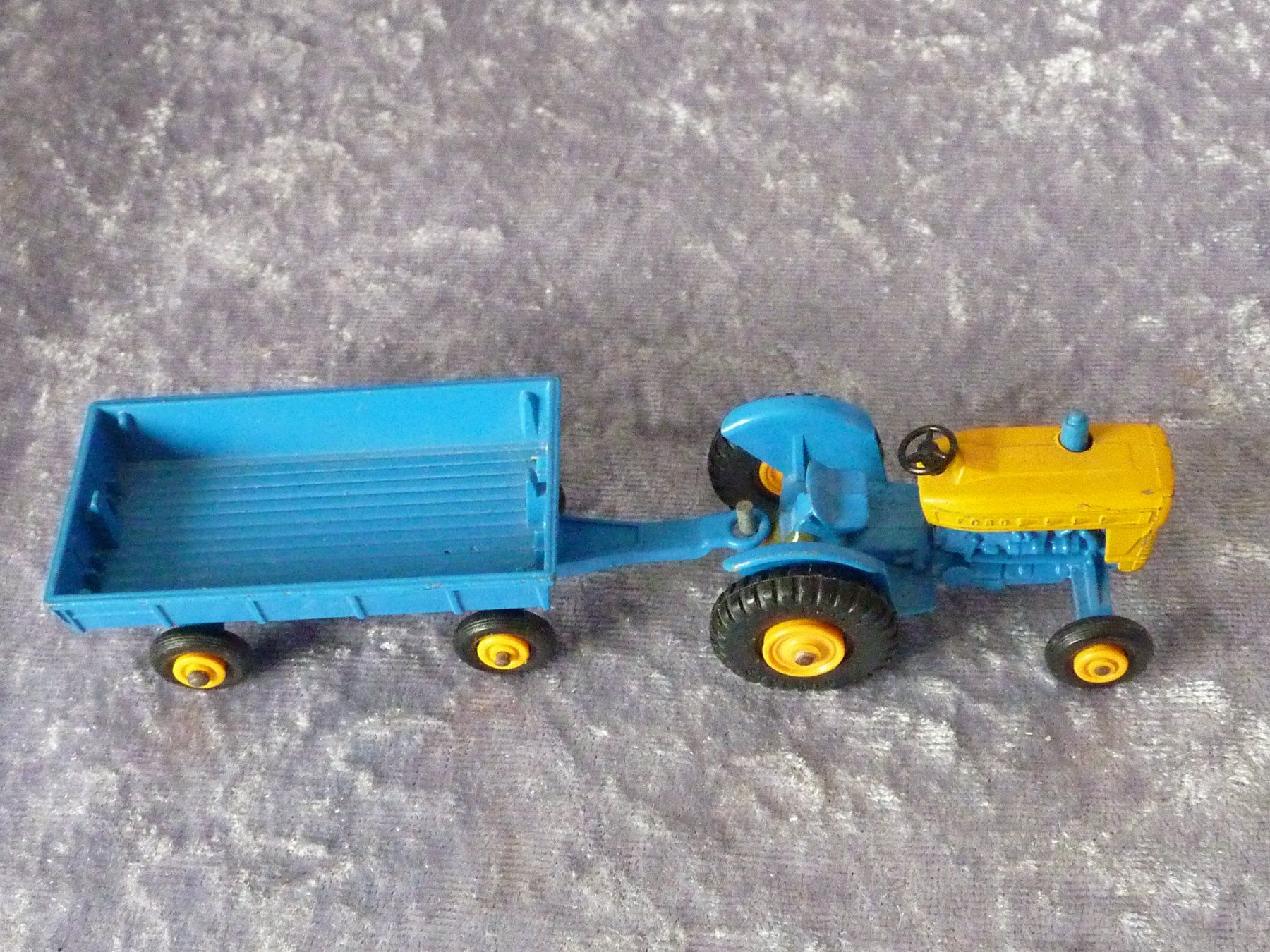 Matchbox Modellini d'auto: Ford Tractor mit Anhänger 1:64 – Usato da Dürrenäsch venduto da Cobra1ch 2
