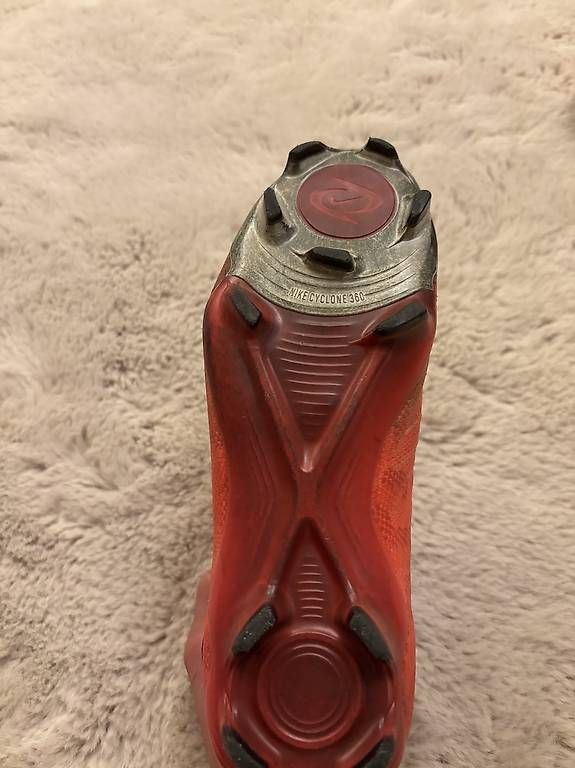 Nike Herrenschuhe: Orange Nike Fussballschuhe. – Gebraucht aus Lenk im Simmental von niczbaeren 3