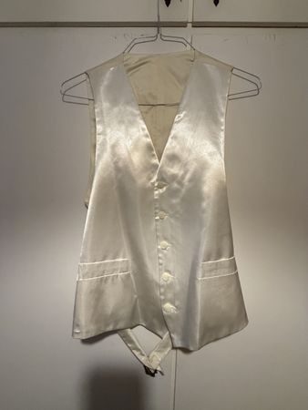 Gilet da uomo color avorio in raso, chiusura a bottoni