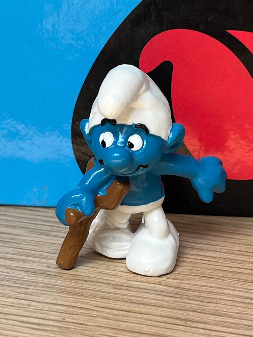 Schleich Figuren: Schlumpf mit Holz-Krücke – Gebraucht aus Lyss von Duckszone