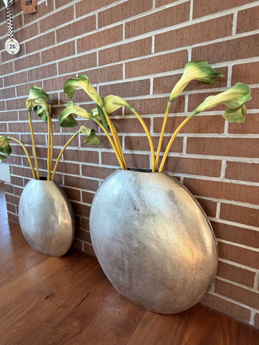 Vasi & Recipienti: Set aus 2 stilvollen Silber-Vasen inkl. Dekoblumen – Usato da Richterswil venduto da Denhaltnoed 4