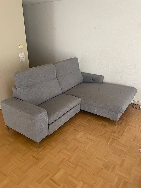 Sofas: Sofa, grau +  elektronisch – Gebraucht aus Obergösgen von randomly