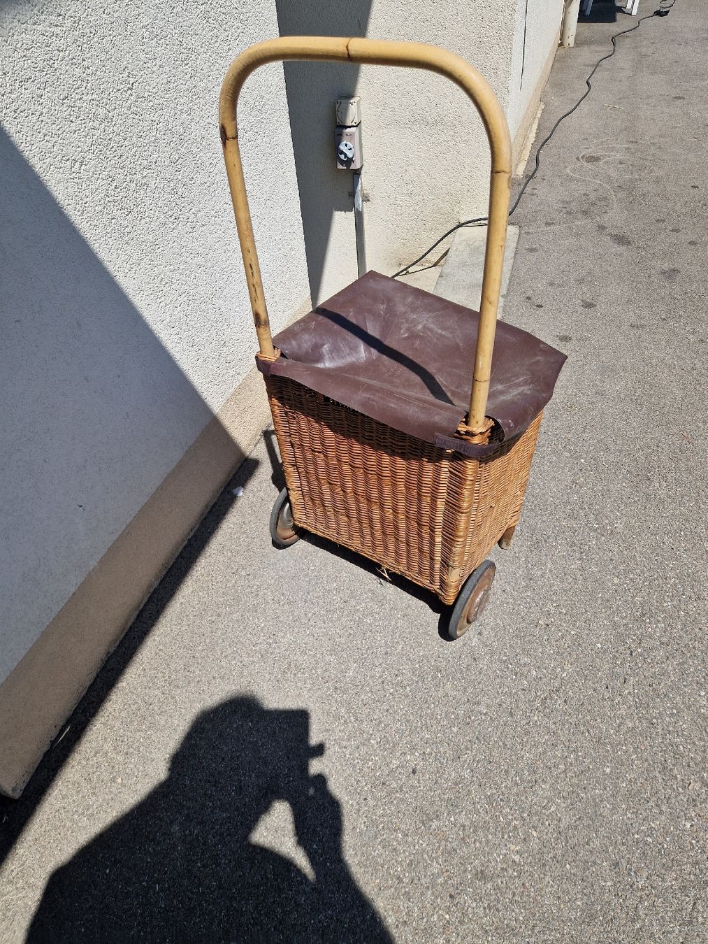 Altro in Antiquarato & Arte: Einkaufswagen Weide mit Deckel und Rollen ca. 40cm – Usato da Mörigen venduto da Clio111 5