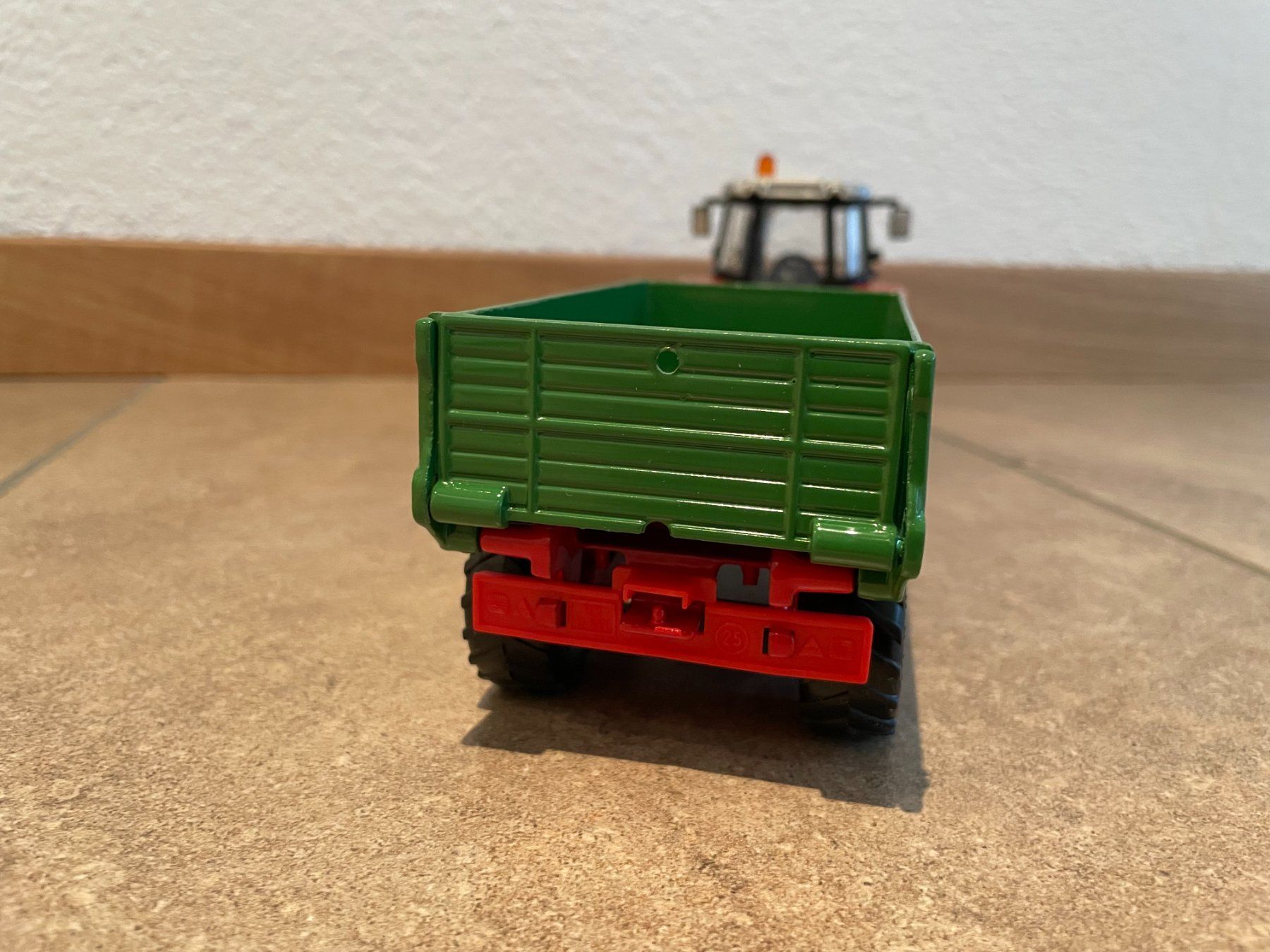 Massey Ferguson Traktoren: SIKU Massey Ferguson 5455 mit Kipper – Neu und originalverpackt aus Kreuzlingen von Stefan1150 4