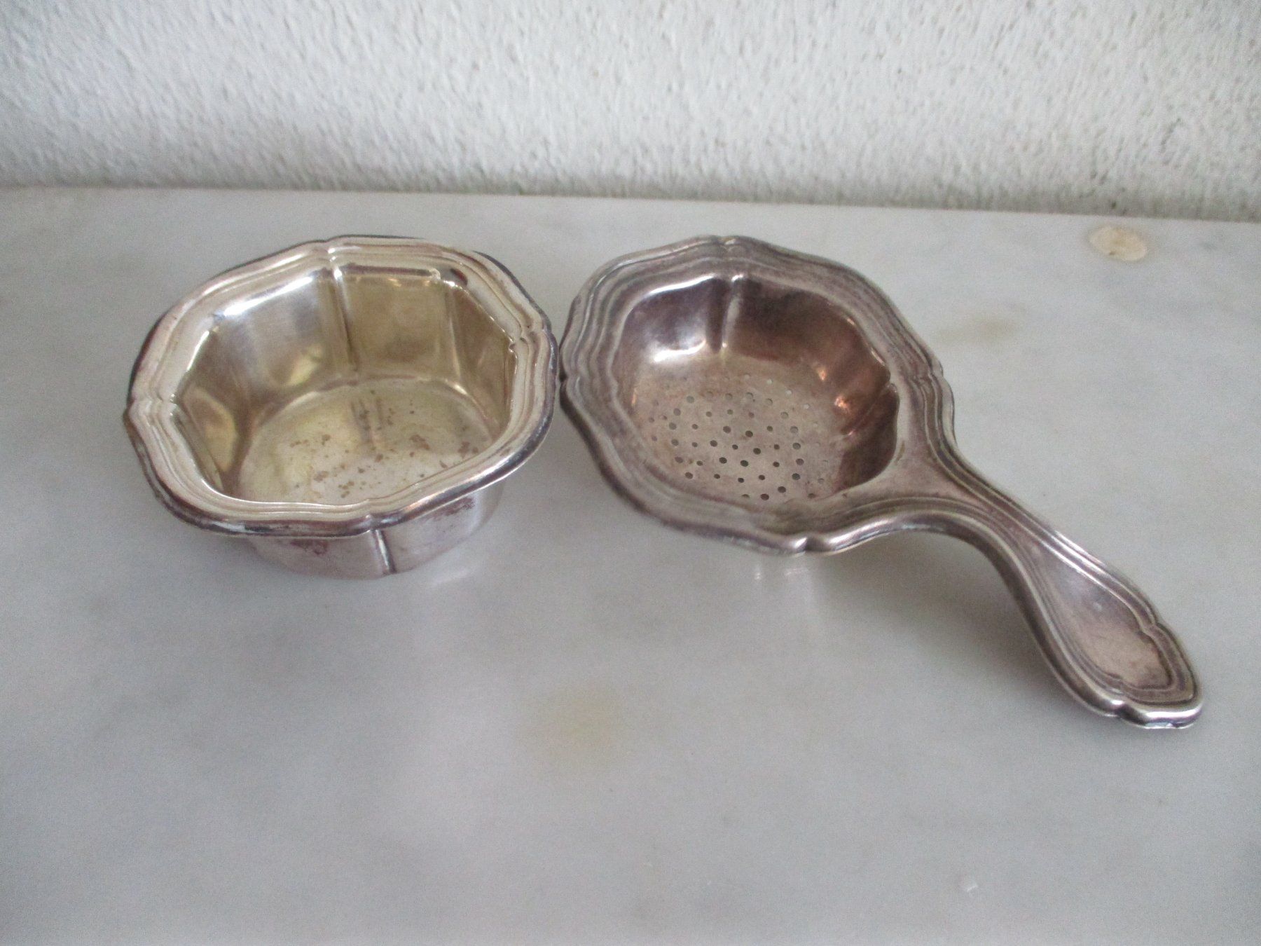 Set di piatti: Teesieb mit Schälchen versilbert Passoire à thé argenté – Usato da Marly venduto da Rolmax