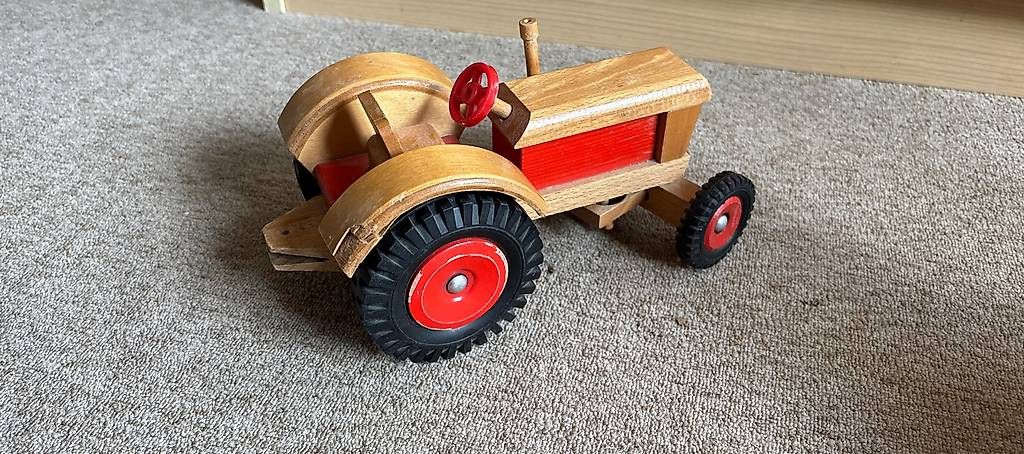 Spielzeuge: Holztraktor mit Kipper – Gebraucht aus Inwil von loe_5yxs