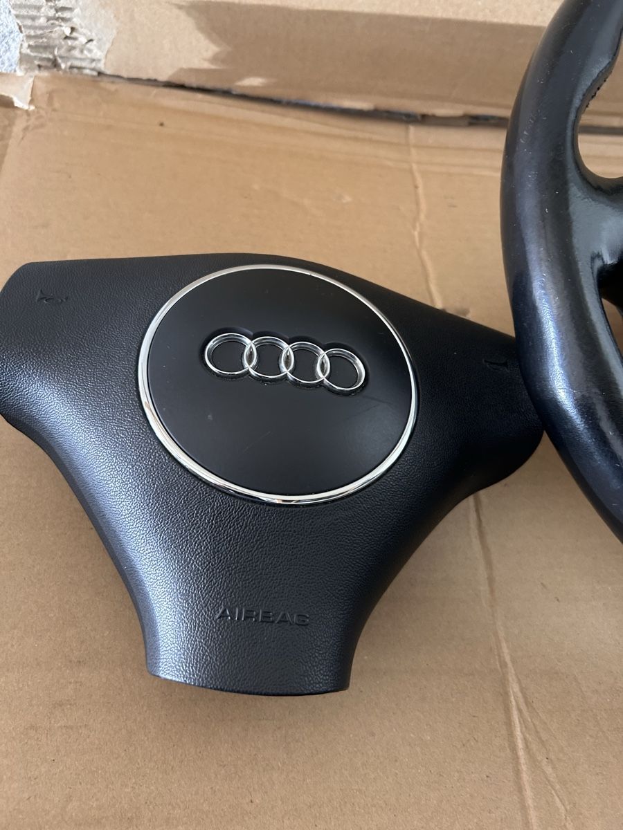 Audi Tutti pezzi di ricambio auto: Volant Audi  – Usato da Fribourg venduto da rs19 3