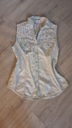 Sommerliches Jeans Top mit Spitze, Grösse S, top Zustand. 