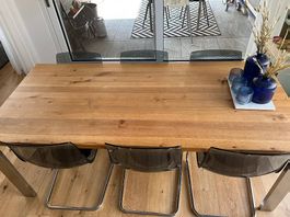 Massivholz-Tisch mit Aluminiumgestell