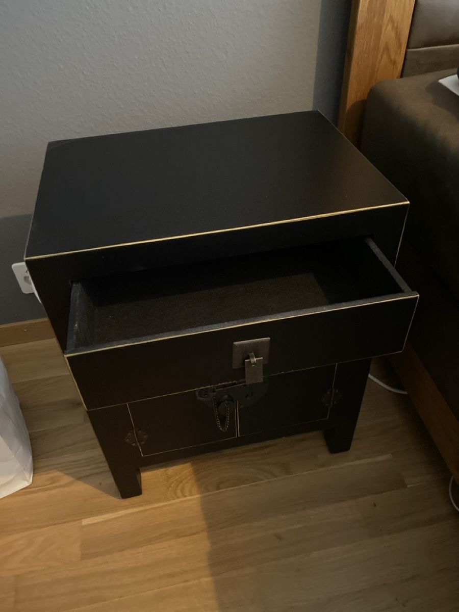 Nachttische: 2 Nachttische, schwarz – Gebraucht aus Luzern von publikum 2