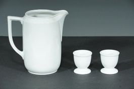 Krug und 2 Eierbecher aus weissem Porzellan