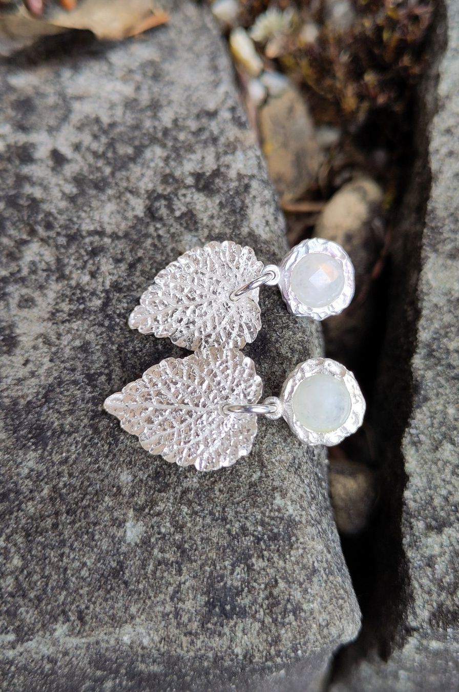 Orecchini pendenti & Orecchini a lobo: Silber Ohrstecker Brennnesselblatt mit Mondstein – Nuovo e nell'imballaggio originale da Lauperswil venduto da Naturhandwerk 1