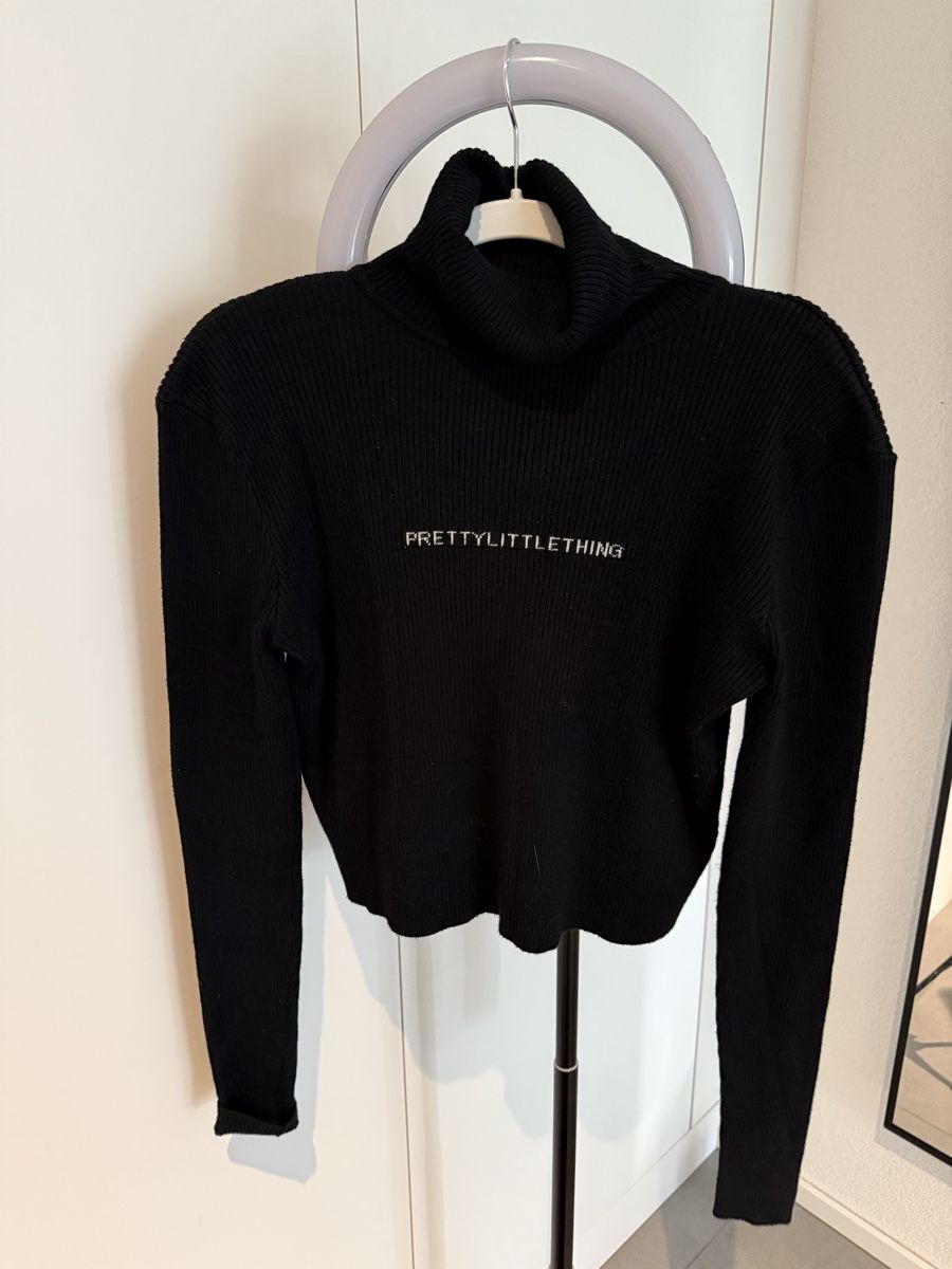 Top: Pull noir PrettyLittleThing taille M – Usato da Fribourg venduto da Mya_Asb