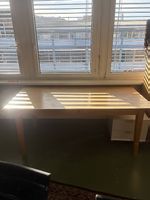 Grosser Esstisch aus Holz mit Schublade