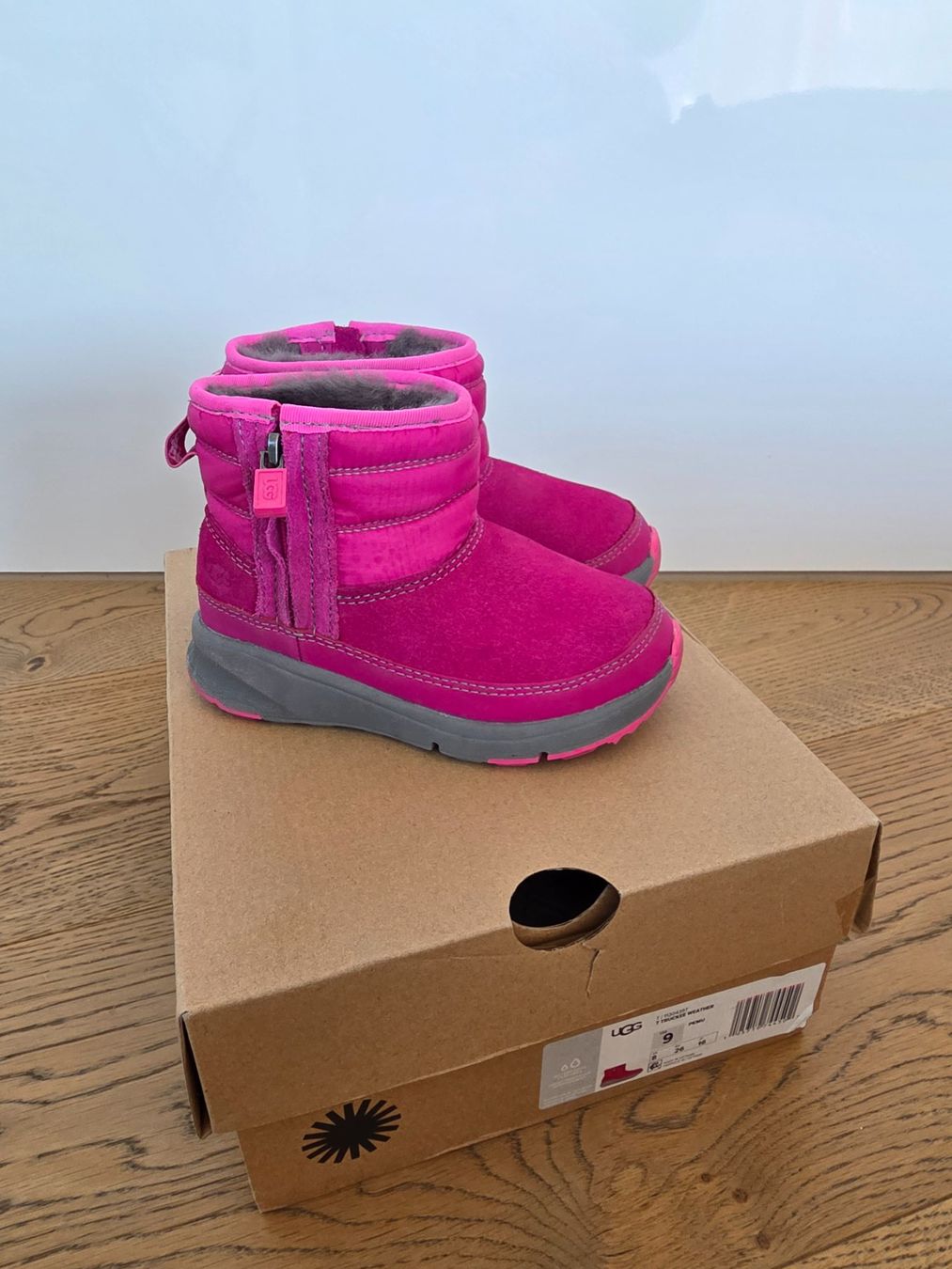 Ugg Chaussures filles: UGG Kinderstiefel pink Grösse 26 – D'occasion à Bülach par tet_nq2w 3
