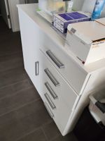 Meuble commode blanc laqué avec 4 tiroirs & 1 porte. Styl...