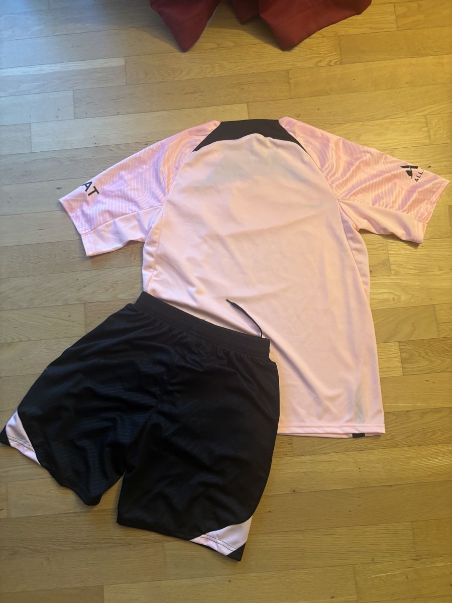 Nike Lotti di vestiti: Paris Saint-Germain Jersey and Shorts Set Size M – Nuovo (secondo la descrizione) da Neuenhof venduto da Stockz 3