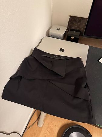 Zara Elegant Skirt with a zipper - Size S