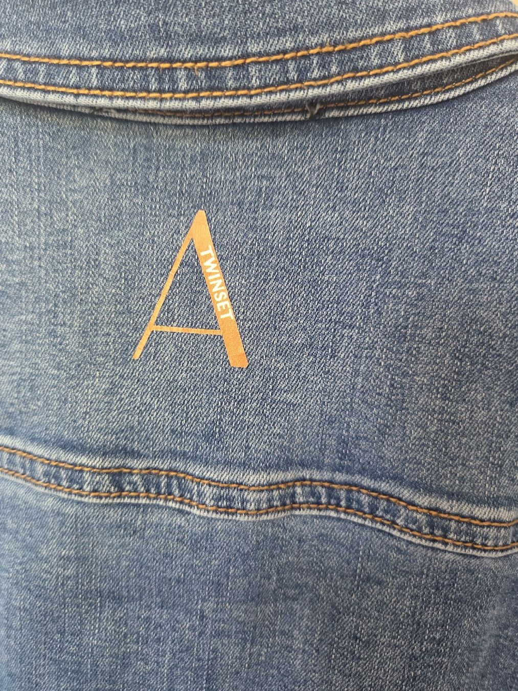 Twinset Camicette: Wunderschöne Jeans-Bluse von Twinset Actitude mit Perlen – Nuovo (secondo la descrizione) da Scherzingen venduto da tan_l9n2 3