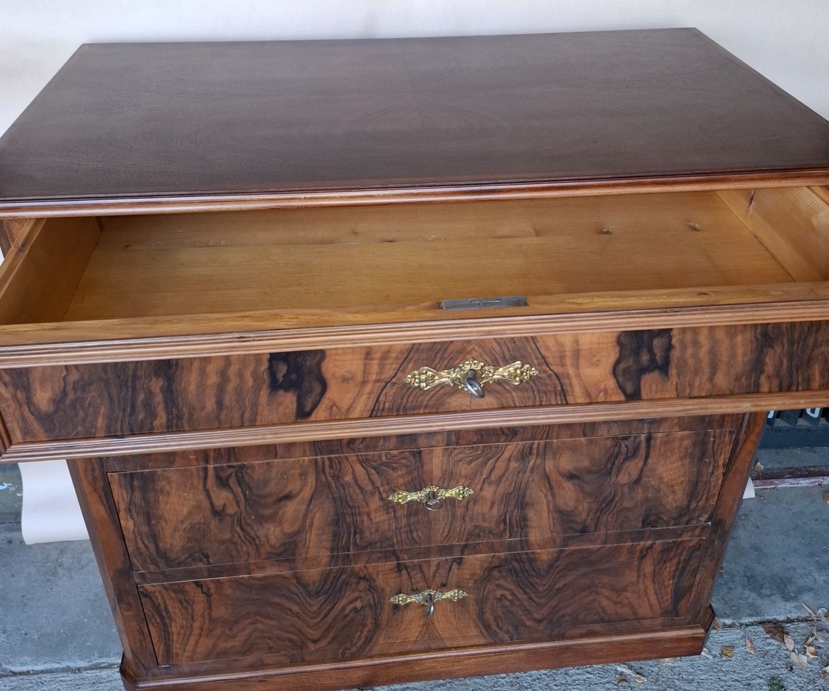 Kommoden: Vintage Nussbaum-Kommode mit 4 Schubladen – Gebraucht aus Wolfhalden von Sam_Krieg 1