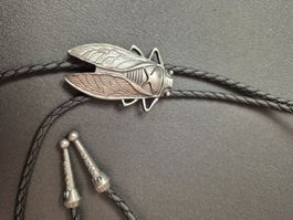21) Bolo-Tie Westernkrawatte Zikade Antik-Silber-Optik