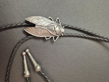 21) Bolo-Tie Westernkrawatte Zikade Antik-Silber-Optik