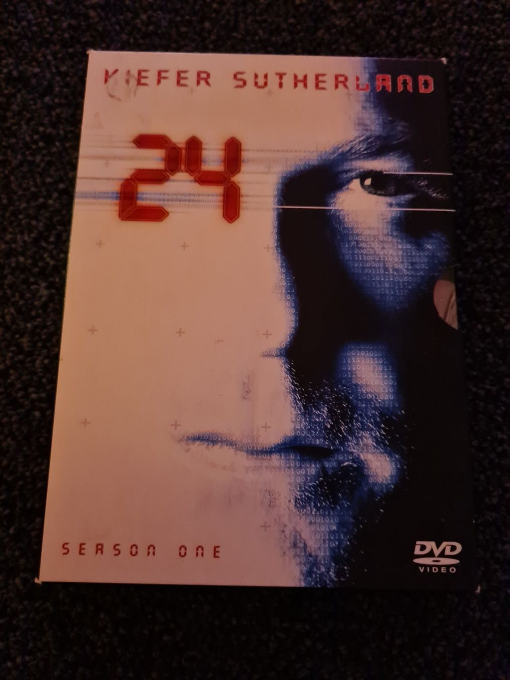Tutti i DVDs: 24 STAFFEL 1 – Usato da Ruswil venduto da jan_bxl5