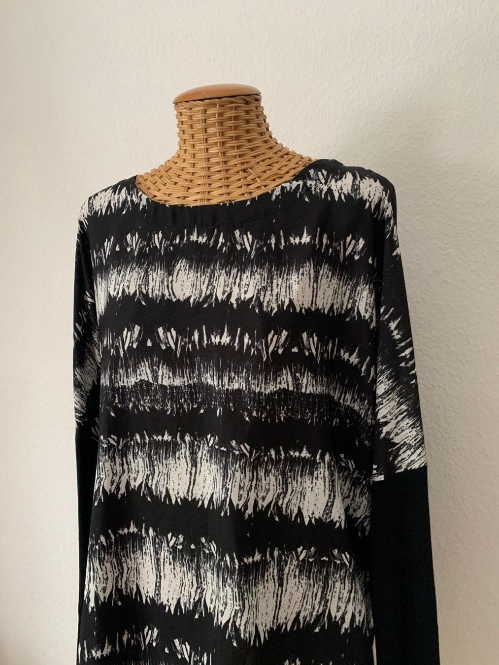 Zara T-shirt: ZARA - Oberteil schwarz-weiss gemustert – Usato da Zürich venduto da Diazaio 1