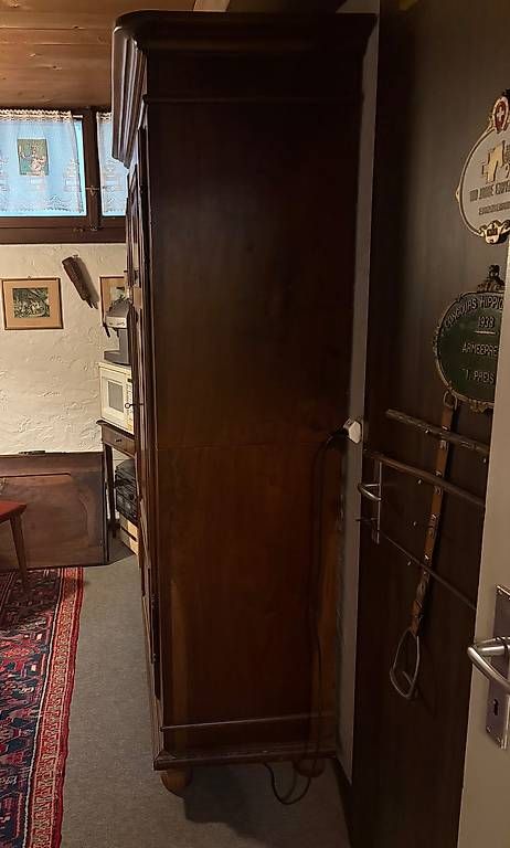 Armadi: Nussbaum Schrank Massivholz – Usato da Biglen venduto da seraina.ka 2
