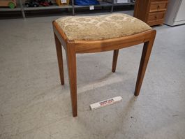 Schöner antiker Hocker mit Holzgestell und Stoffbezug