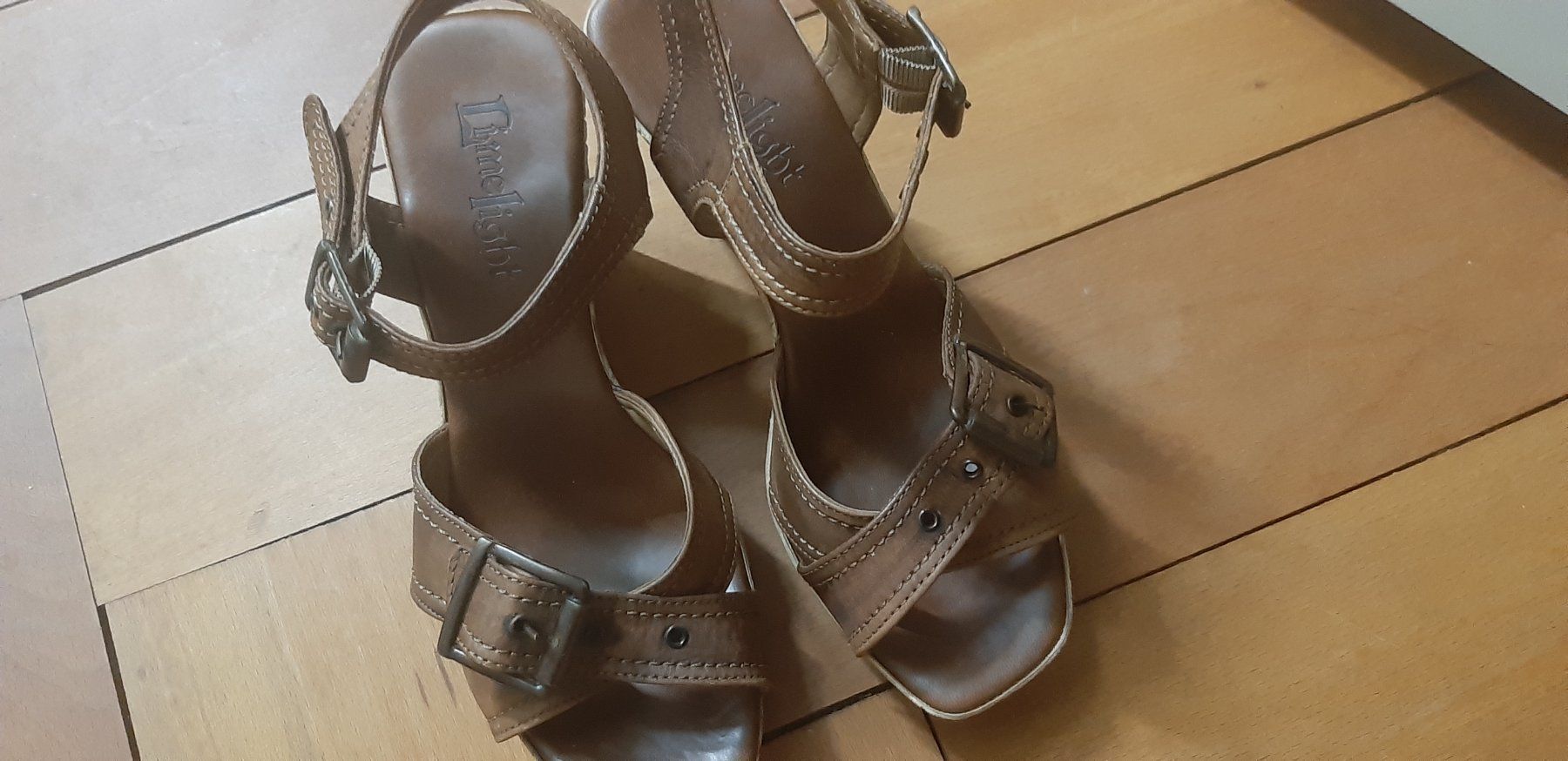 Damenschuhe: Braune Sandalen mit Keilabsatz, Gr. 37 – Neu und originalverpackt aus Zürich von Venecia25 1
