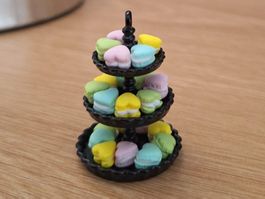 Handgemachte Herz Macarons in Etagere