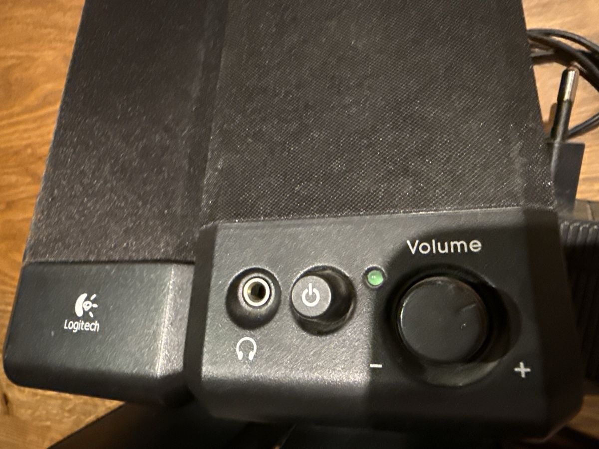Logitech Casse acustiche: Enceintes Logitech R-10 avec alimentation et câbles – Usato da La Cibourg venduto da rangiroa98 1
