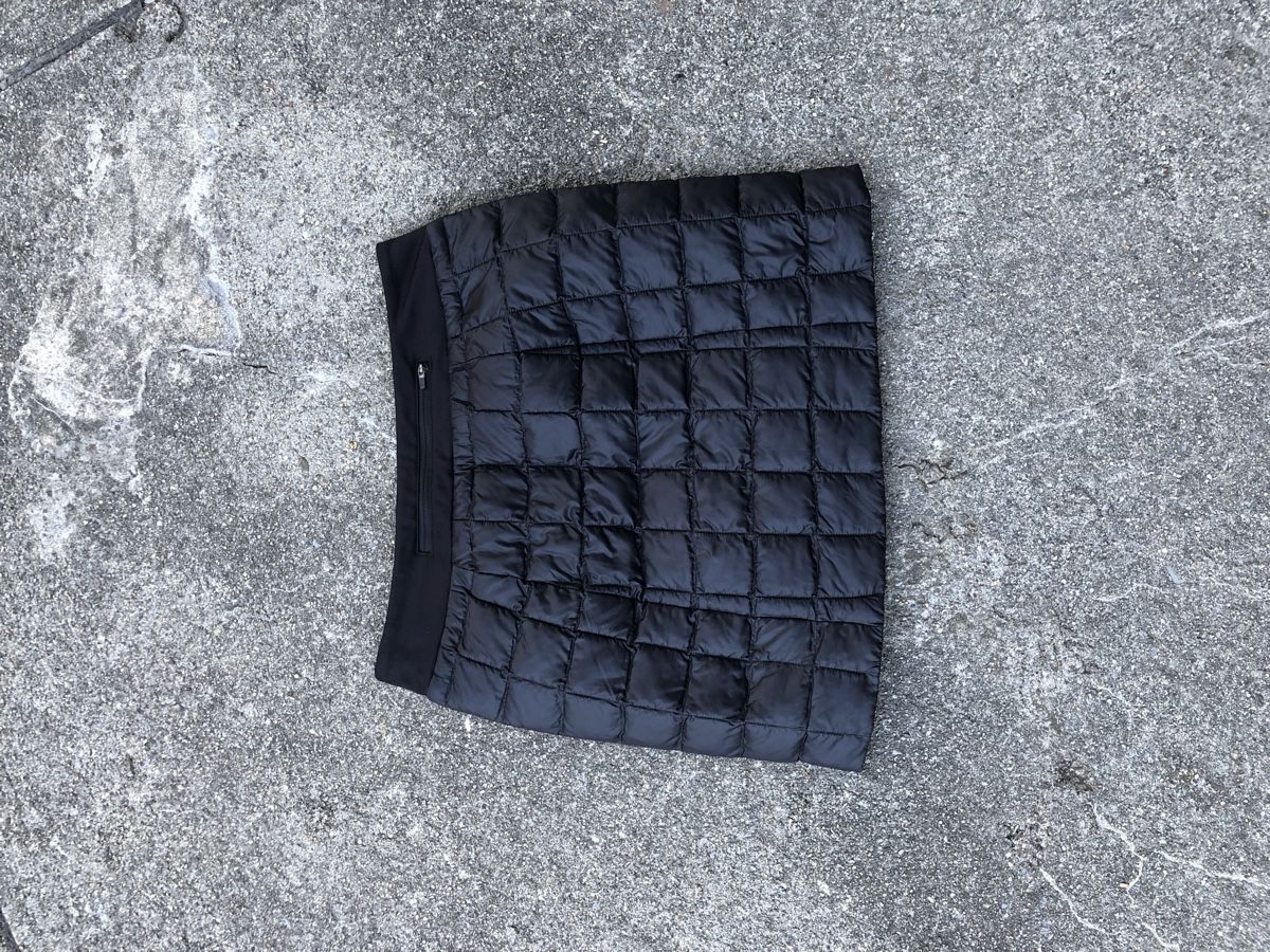 North Face Jupes: North Face Puffer Rock – D'occasion à Fribourg par ann_l9b7 4