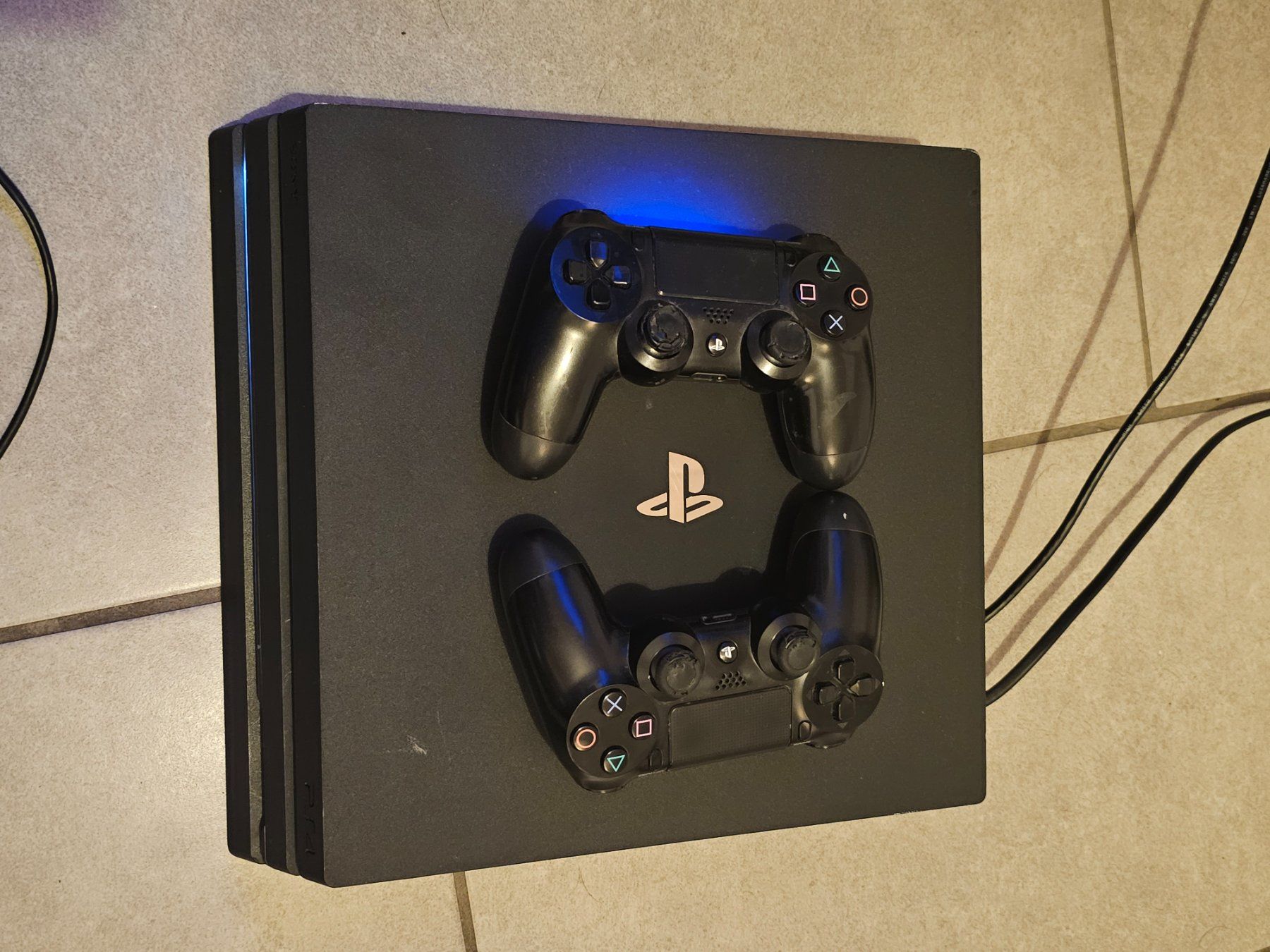 Sony Console: Console de jeu PlayStation 4 Pro + 2 manettes + cable alim – Usato da Veytaux venduto da HelvetiePixel